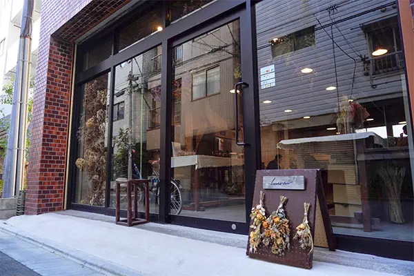 東京・蔵前にオープンしたフラワーショップ併設のカフェ「lauren」の外観