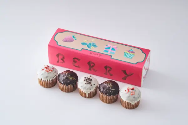 フェアリーケーキフェアの2024バレンタインアイテム、新作カップケーキ「ベイクドチョコベリー」5個入りボックス