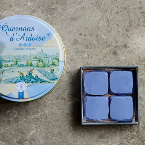 ディーン＆デルーカ、国内外のチョコレートと焼菓子を集めた『CHOCOLATE COLLECTION 2024』で販売されるフランス発「ラ・メゾン・デュ・ケルノン・ダルドワーズ」の青いプラリネ