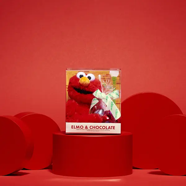 「セサミストリートマーケット」のバレンタインコレクション「エルモぬいぐるみ＆チョコセット」