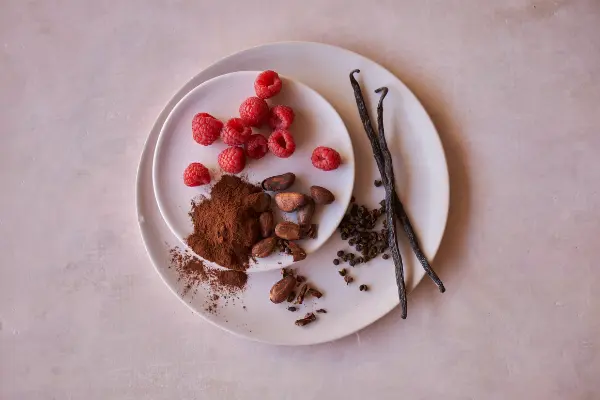 ミスターチーズケーキのバレンタイン限定フレーバー「Mr. CHEESECAKE Chocolat Framboise」に使われる素材イメージ
