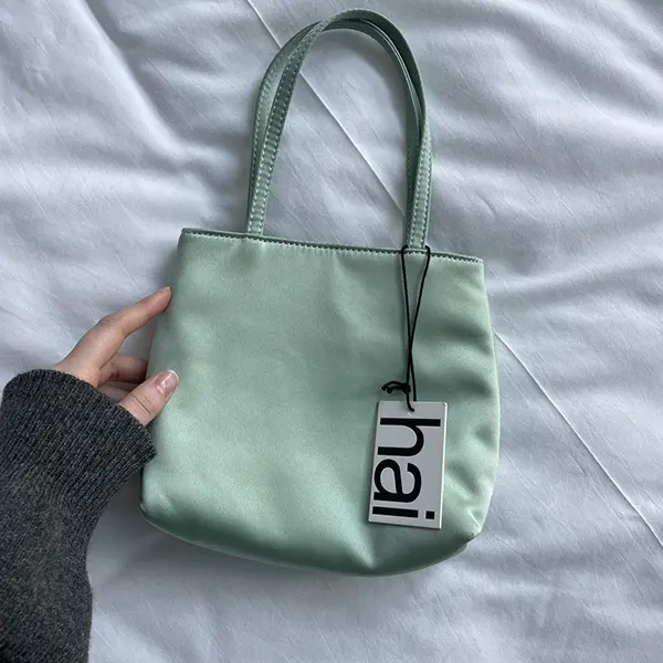 「hai（ハイ）」の「Little Silk Bag In Light Green」