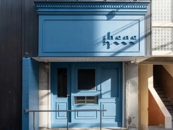 東京・不動前のパンナコッタ専門店「ihana」の青をテーマカラーにした北欧調デザインの外観