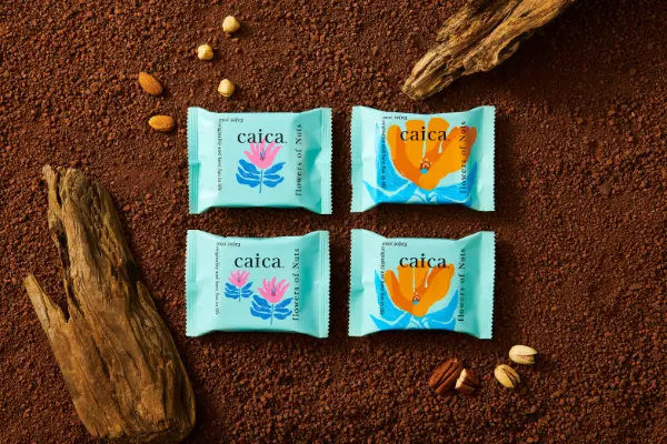 BAKEが手がけるナッツが主役の新ブランド「caica」のナッツの花がデザインされたビビットカラーの個包装パッケージ