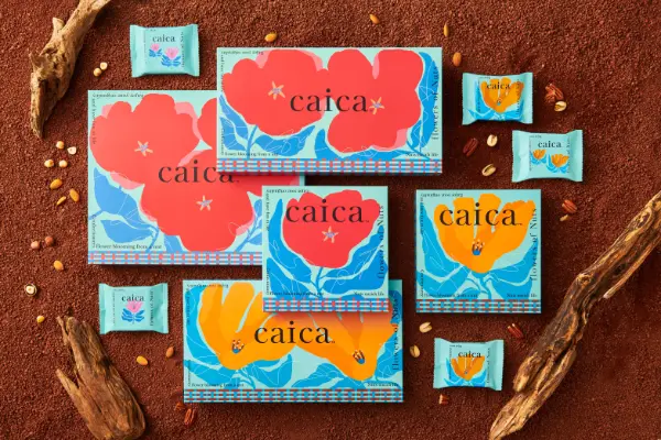BAKEが手がけるナッツが主役の新ブランド「caica」のナッツの花がデザインされたビビットカラーのパッケージ