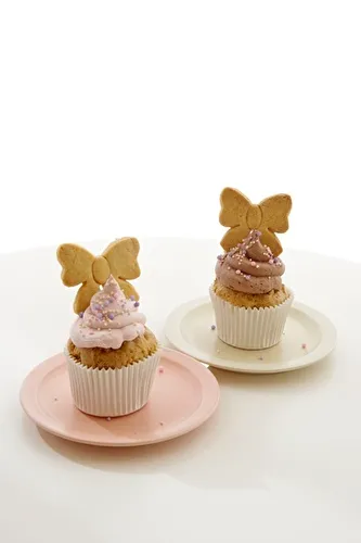 東京・原宿のアメリカンベイクショップ「ovgo Baker Meiji St.」の2周年記念イベント限定のリボンカップケーキ