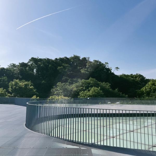 神奈川・横須賀で海の絶景が楽しめる穴場スポット「横須賀美術館」の屋上