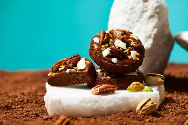 BAKEが手がけるナッツが主役の新ブランド「caica」の「ショコラブラウンケーキ」