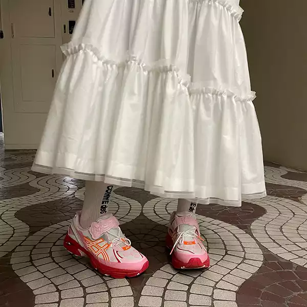 ceciliebahnsenの「CECILIE BAHNSEN x ASICS GT-2160 PINKTRAINERS」とロングスカートの組み合わせ