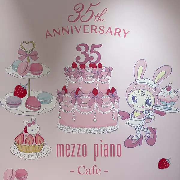 新宿の「mezzo piano 35th Anniversary Cafe」内観