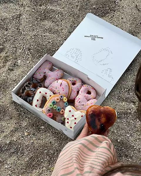 ドーナツ専門店「THE CITY DONUTS AND COFFEE」の「Happy Birthday Donuts Box」に入っているハート型のドーナツ