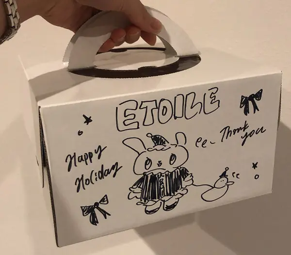 ETOILEのホールケーキの箱に描かれるイラスト
