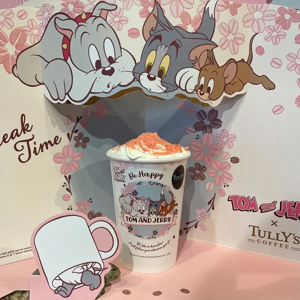 「タリーズコーヒー」と「トムとジェリー」のコラボレーション2024で発売されたドリンク「桜舞う 苺チーズケーキラテ」