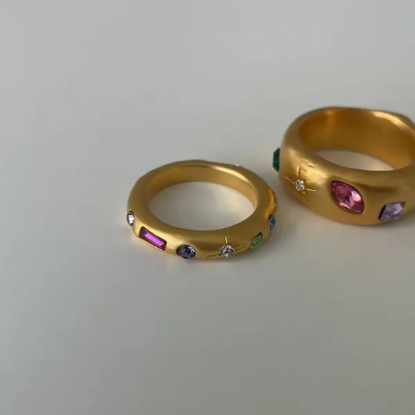 アクセサリーショップ「whim（ウィム）」が販売するリング、左「Tiny Stone Embed Ring」、右「Stone Embed Ring」