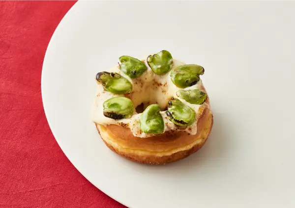 ドーナツファクトリー「koe donuts kyoto」の新作ピザドーナツ「ふわふわ そら豆と西京味噌」