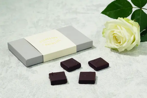 Bean to Barチョコレート専門店「ダンデライオン・チョコレート」の2024ホワイトデー限定パッケージの「シングルオリジン・ボンボンショコラ」