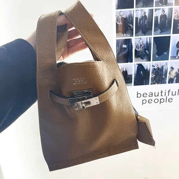 「beautiful people」の「market shoulder bag in shrink leather」