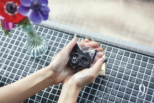 9.kyuuの猫の日を記念したスペシャルセットの「ハコイリ炭黒ネコ&kyuu猫巾着Set」に入っている「ハコイリ炭黒ネコ」の使用画像