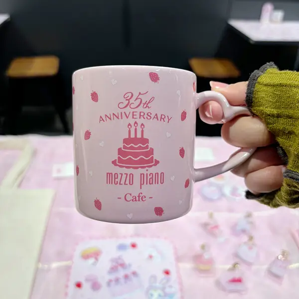 新宿「mezzo piano 35th Anniversary Cafe」のマグカップ