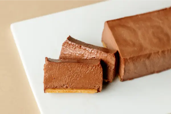 スペシャルティチョコレート専門「Minimal」のロングセラーアイテム「チョコレートレアチーズケーキ」