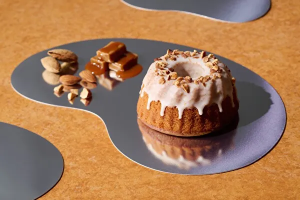キャラメルナッツがテーマの新スイーツブランド「woofie」のクグロフ型ベイクドケーキ