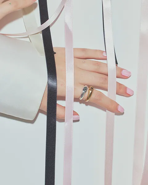 ANUの3rd Collectionの『Lian』の「ribbon fate ring」の着用画像