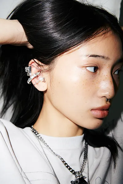 MIKSHIMAIの『24SSコレクション』の「DUO EAR CUFF」の着用画像