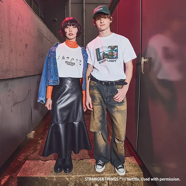 『ストレンジャー・シングス 未知の世界』とPLAZAのコラボアイテムの「STRANGER THINGS／ストレンジャー・シングス 未知の世界／Tシャツ」の着用画像