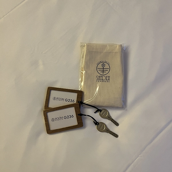 山形県にあるホテル「SHONAI HOTEL SUIDEN TERRASSE」のルームキーとエコバッグ