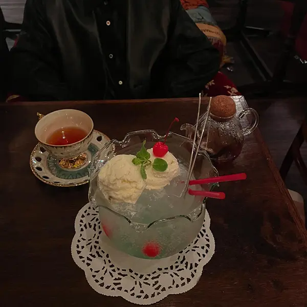 東京・原宿にある「喫茶ベリエ」の１リットル金魚鉢クリームソーダ