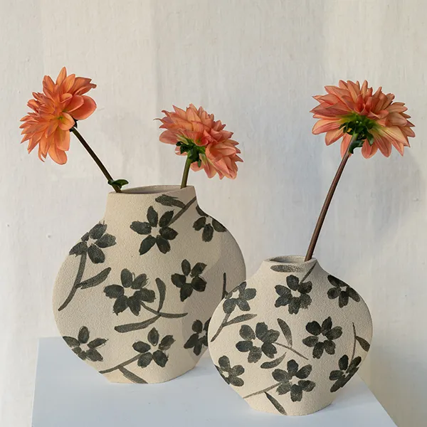 インニ・マさんが手がける「INI CERAMIQUE」の花瓶の「Flowers Pattern」