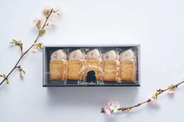 カップケーキとビスケットの店「フェアリーケーキフェア」の桜の季節限定「フェアリークリームウィッチ サクラ生バターサンド」5個入り