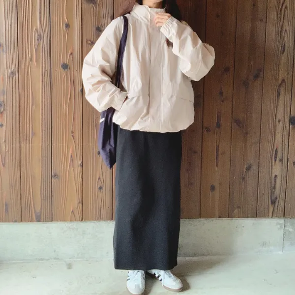 ユニクロの「ウィンドプルーフスタンドブルゾン」を着た女性