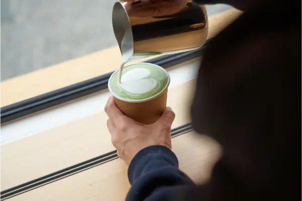京都・建仁寺に期間限定でオープンする「ブルーボトル コーヒートラック」の限定メニュー「抹茶ラテ」