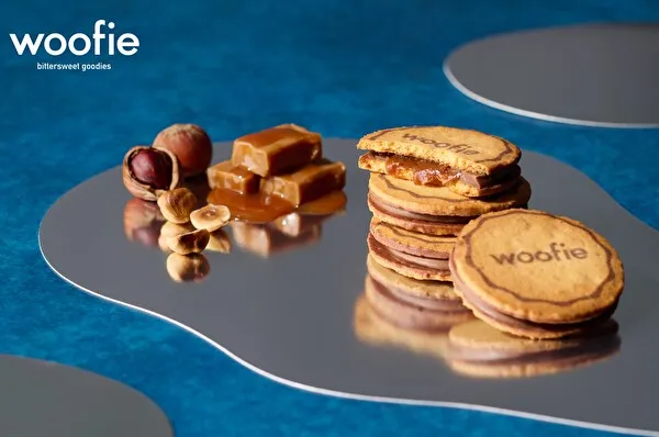 キャラメルナッツがテーマの新スイーツブランド「woofie」のシグネチャー「サンドクッキー キャラメル＆ヘーゼルナッツ」