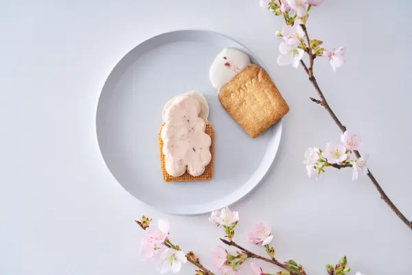カップケーキとビスケットの店「フェアリーケーキフェア」の桜の季節限定「フェアリークリームウィッチ サクラ生バターサンド」
