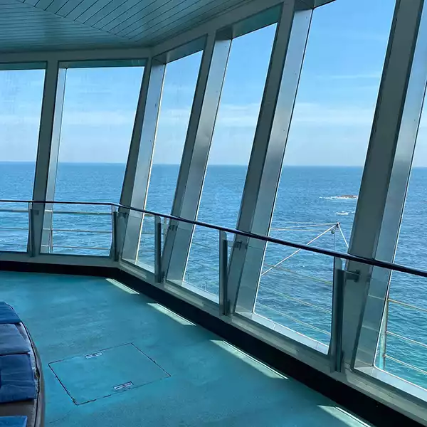 勝浦にある「かつうら海中公園海中展望塔」の海上展望室