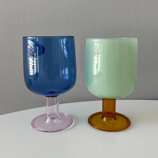 「amabro（アマブロ）」のグラス「TWO TONE WINE GLASS」写真左：『Blue × Pink -Limited-』、写真右：『Green × Amber』