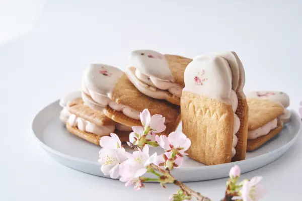 カップケーキとビスケットの店「フェアリーケーキフェア」の桜の季節限定「フェアリークリームウィッチ サクラ生バターサンド」