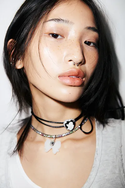 MIKSHIMAIの『24SSコレクション』の「LOVESICK STRING NECKLACE」と「BOW SUGAR CHOKER NECKLACE」の着用画像