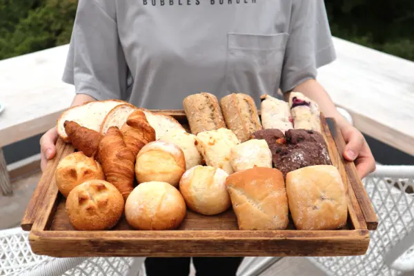 福井市の足羽山に土日祝の朝限定でオープンする「足羽山モーニングベーカリー」の焼き立てパン