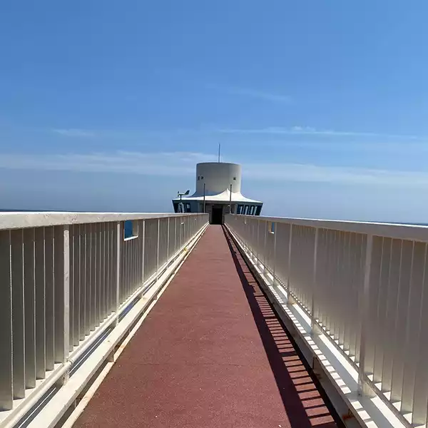 勝浦にある「かつうら海中公園海中展望塔」の海の上にかかった橋
