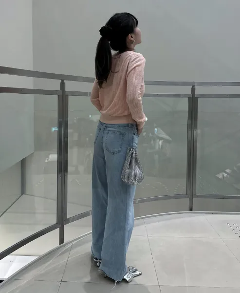 ユニクロが展開する「UNIQLO : C （ユニクロ：シー）」の「ワイドストレートジーンズ」を穿いた女性の後ろ姿