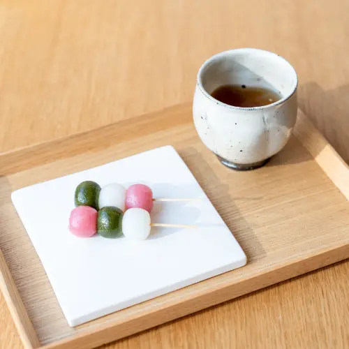 リニューアルした京都の和菓子店「UCHU wagashi」と製茶問屋「山政小山園」のコラボメニュー「お団子セット（焙じ茶付き）」