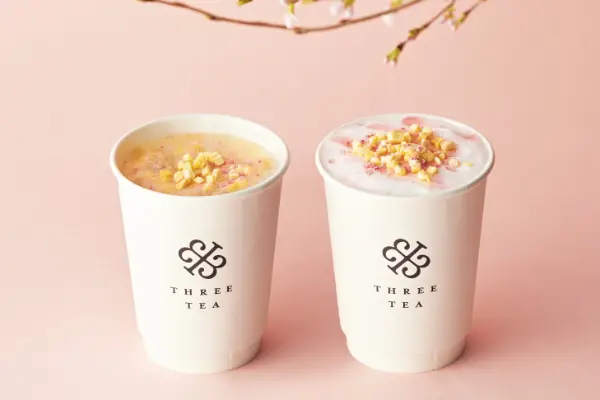 東京・自由が丘「THREE TEA CAFE」の春限定ドリンク「さくら香るピーチジャスミンミルクティー（ホット/アイス）」のテイクアウトバージョン