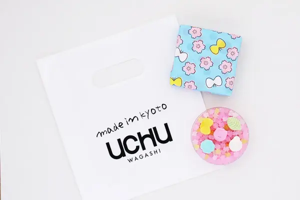 リニューアルした京都の和菓子店「UCHU wagashi」の落雁と金平糖を詰め合わせた「fukiyose」春限定パッケージ