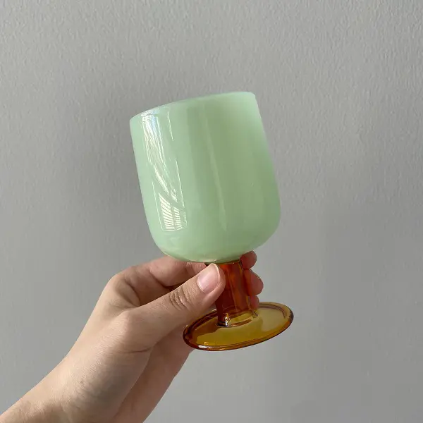 「amabro（アマブロ）」のグラス「TWO TONE WINE GLASS」『Green × Amber』