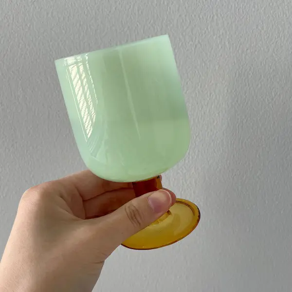 「amabro（アマブロ）」のグラス「TWO TONE WINE GLASS」『Green × Amber』