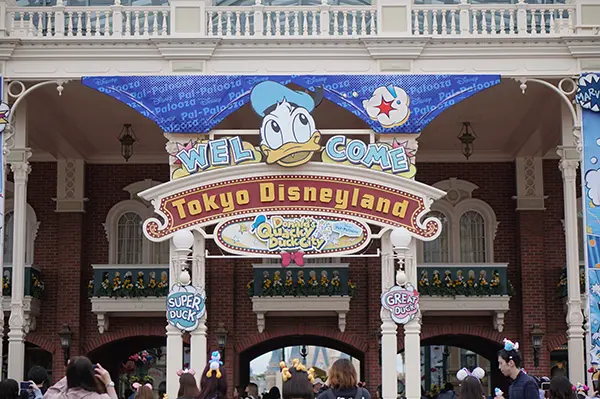 東京ディズニーランドのワールドバザール入り口「ドナルドのクワッキー・ダックシティ」の飾り