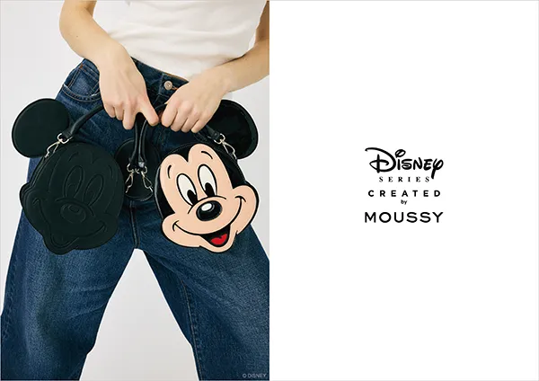 MOUSSYとディズニーのコラボコレクション『Disney SERIES CREATED by MOUSSY』の「2WAY FACE BAG／MICKEY」の使用画像